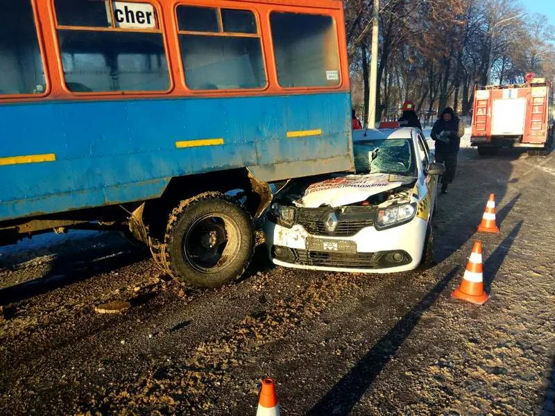 В Речице такси врезалось в грузовик. Пострадала пассажирка